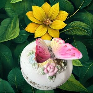 ✨ Vintage Butterfly & Floral Porcelain Trinket Box